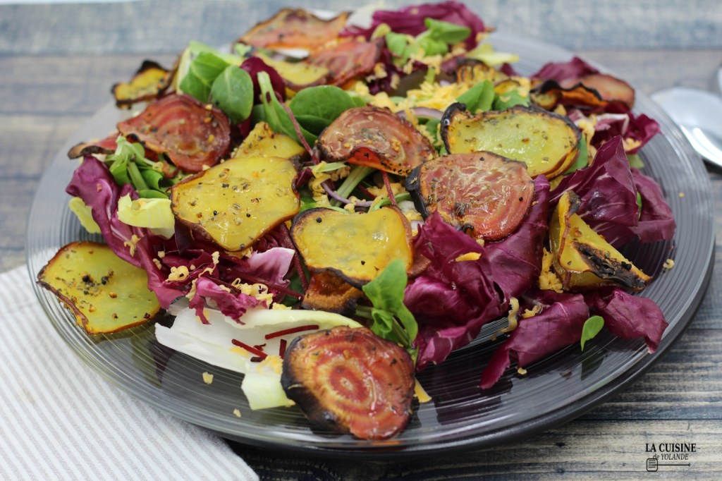 Salade  gourmande  avec chips de betteraves croustillantes.