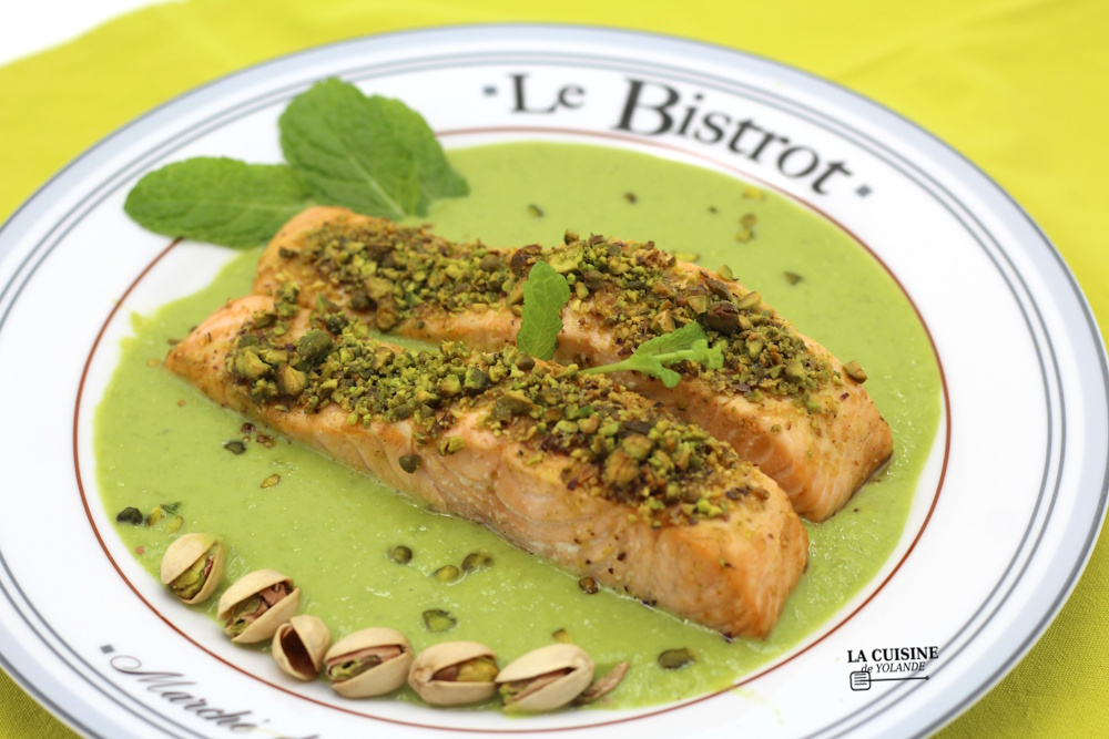 Pavé de saumon nacré  en croute de pistaches  croustillantes , sous une purée de petits pois  moelleuse,  de jolies couleurs qui mettent  en appétit.